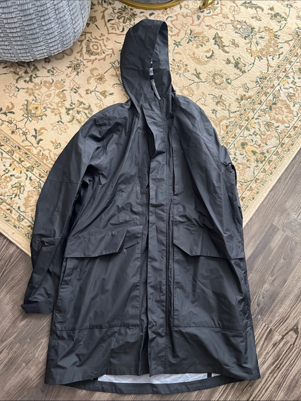 Nike storm fit rain coat M Black Hooded Raincoat with Front Flap Pockets